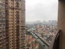 ������Ҽ�š������㳡�Ե����󷿣�������о���̣�����˫��